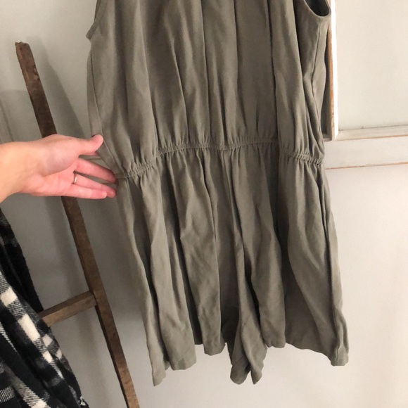 Green romper - Picture 2 of 2